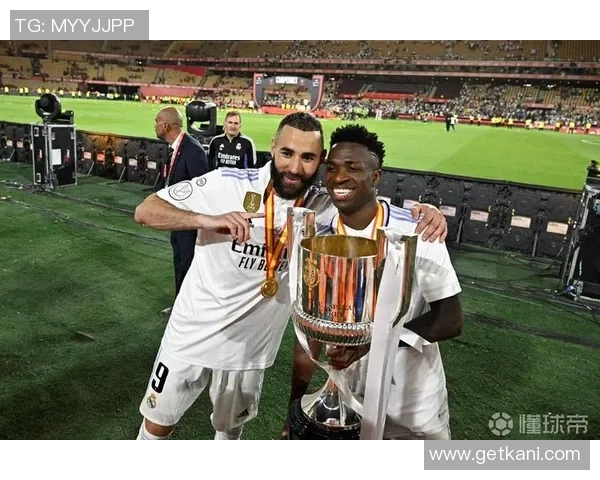 国王杯精彩对决曼联3-0战胜皇马乌龙球引发全场热烈欢呼 国王杯精彩对决曼联3-0战胜皇马乌龙球引发全场热烈欢呼