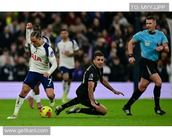 曼联友谊赛大胜热刺五球狂潮引发争议判罚热议